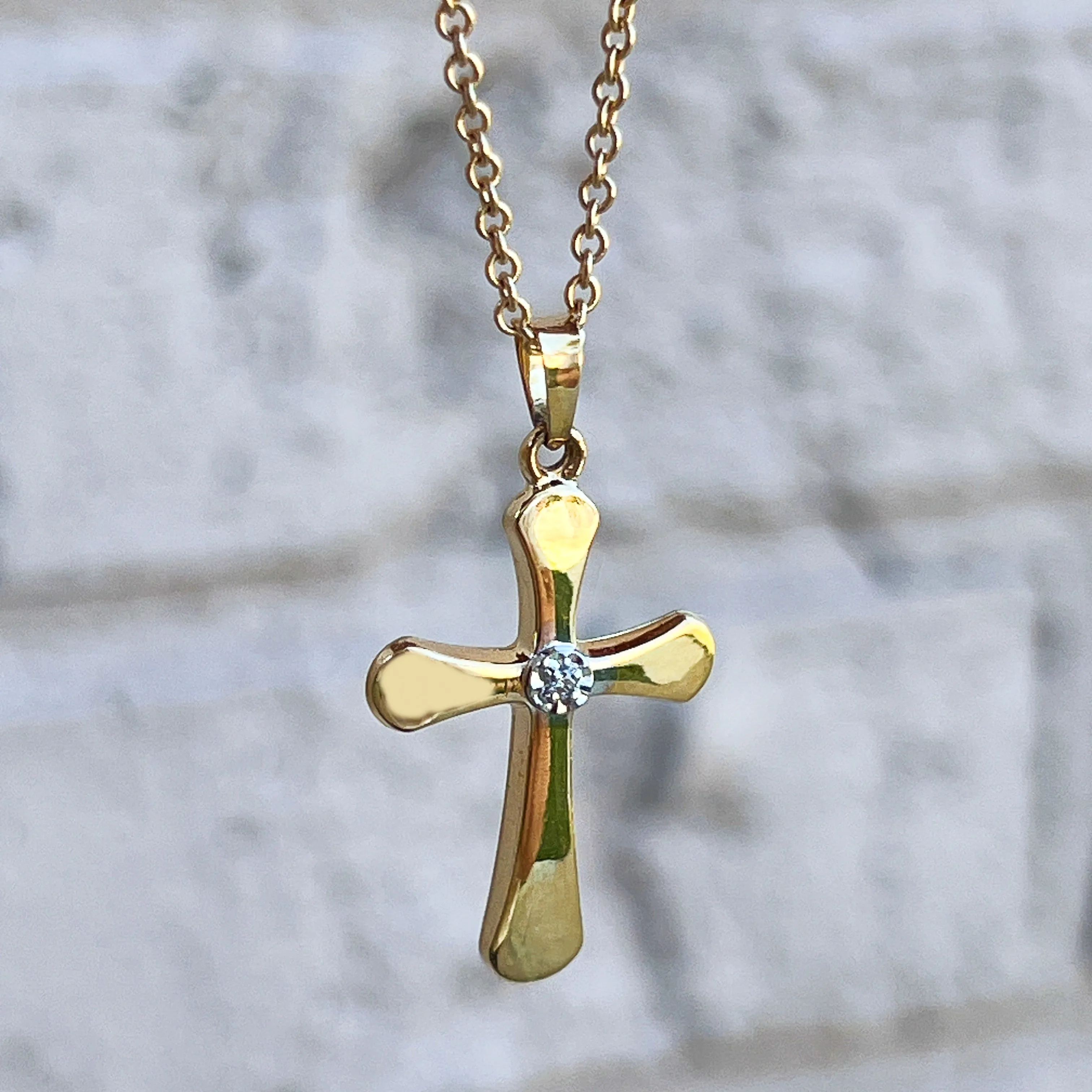 14K GOLD ROUNDED DIAMOND CROSS PENDANT