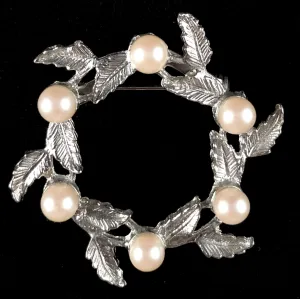 1960s DuBarry of Fifth Avenue Circle Pin