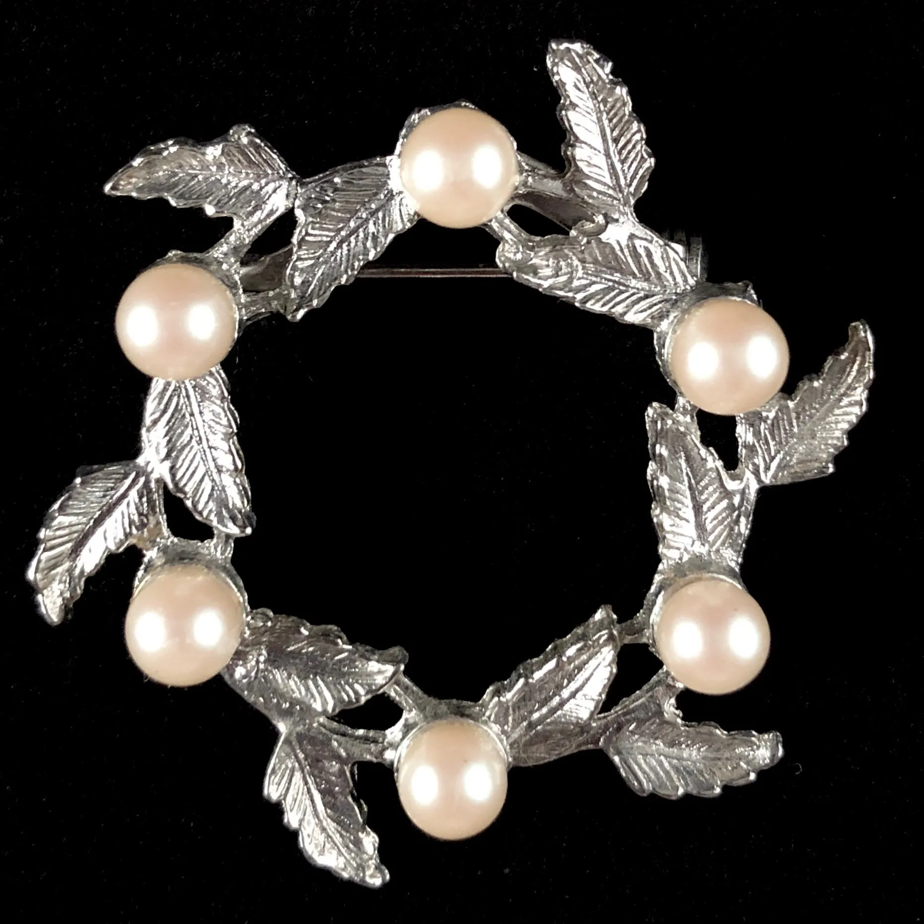 1960s DuBarry of Fifth Avenue Circle Pin