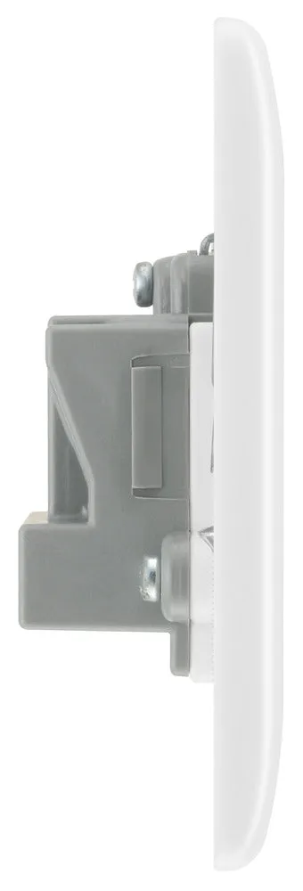 BG 829 White Round Edge Unswitched Round Pin Socket 5A