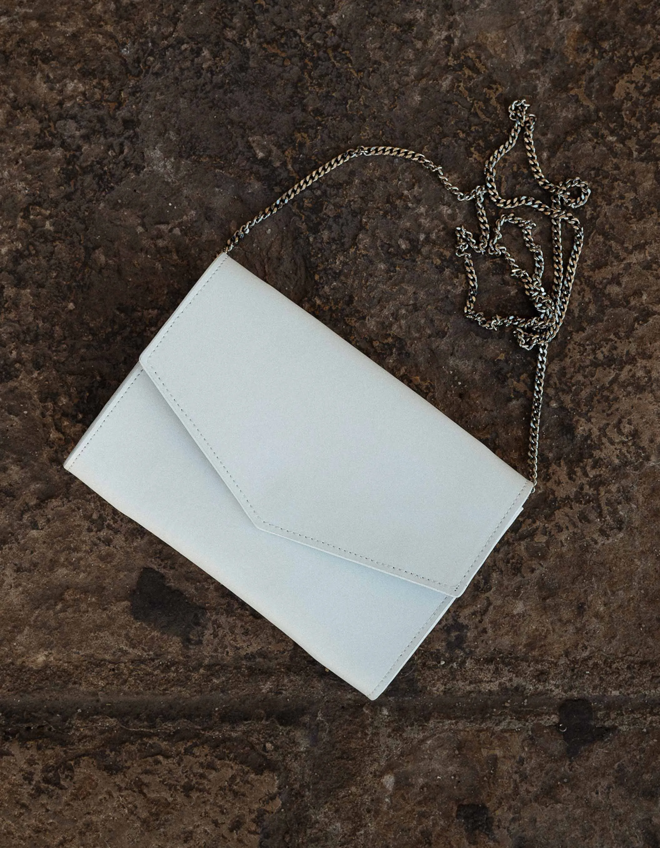 Constant Love Braut Clutch - Cremeweiss mit silberner Kette
