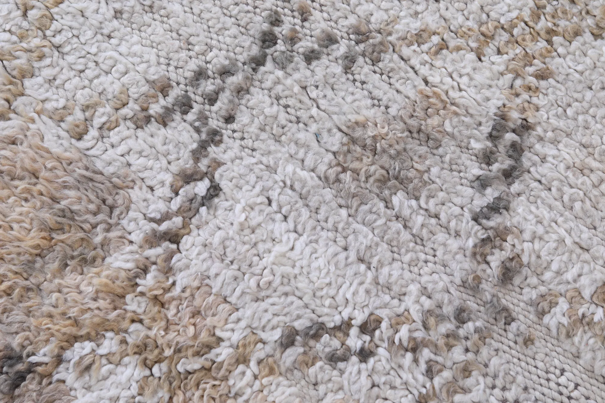 Handwoven Moroccan Rug – Subtle Neutral Elegance 3.2 x 5.9 FT