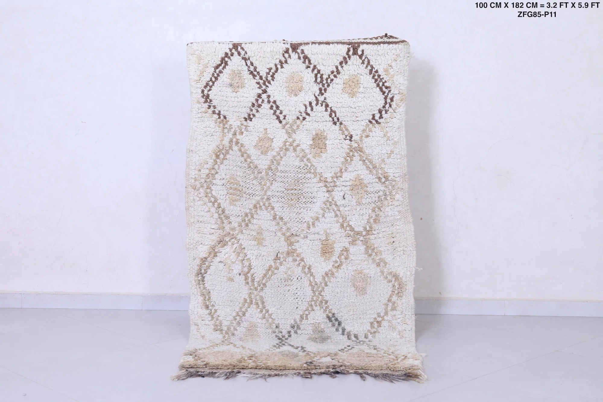 Handwoven Moroccan Rug – Subtle Neutral Elegance 3.2 x 5.9 FT
