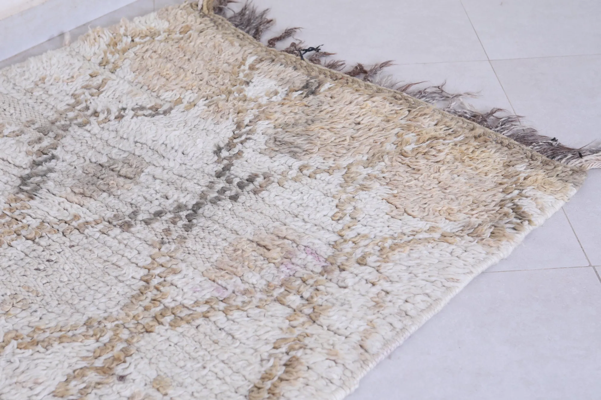 Handwoven Moroccan Rug – Subtle Neutral Elegance 3.2 x 5.9 FT
