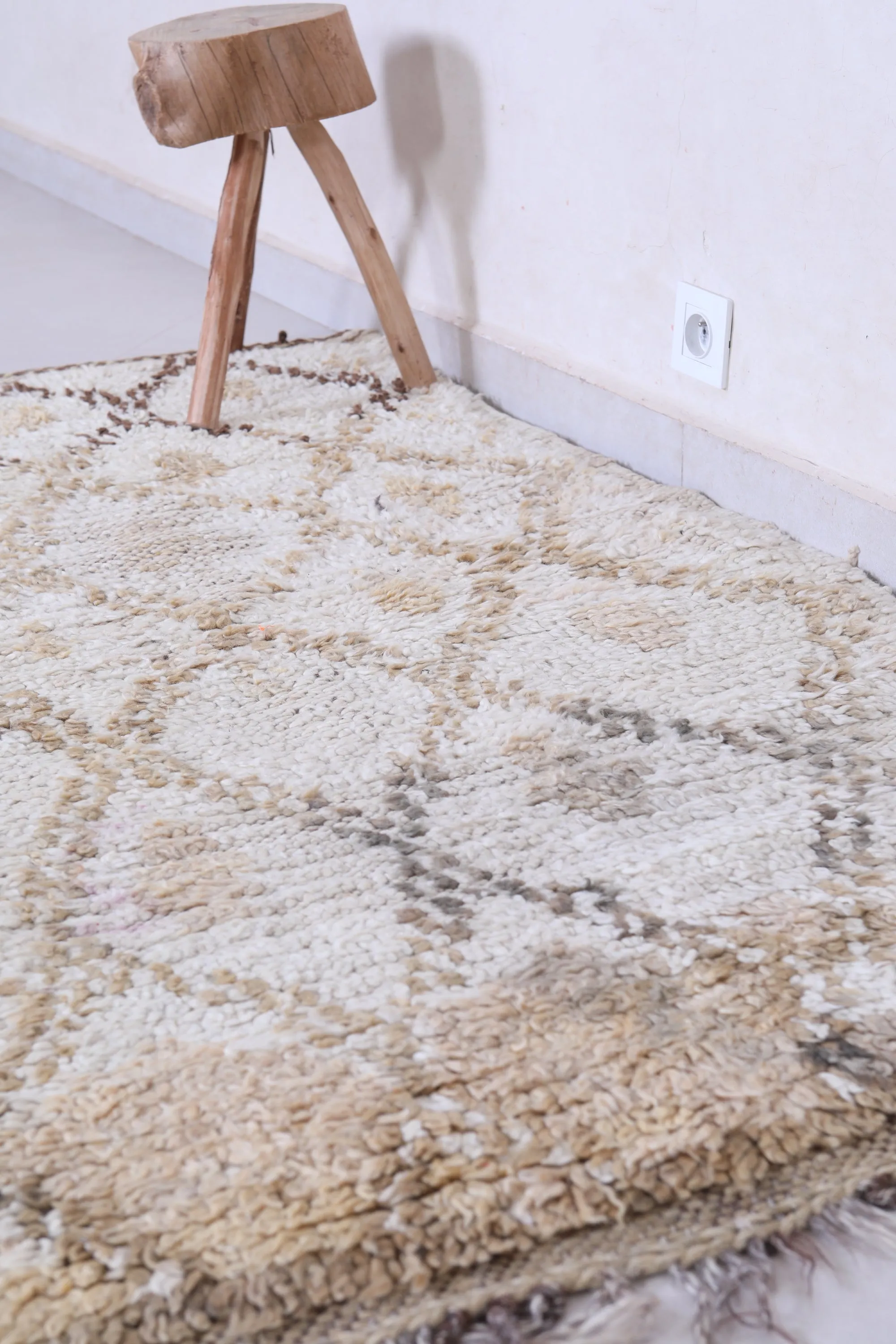 Handwoven Moroccan Rug – Subtle Neutral Elegance 3.2 x 5.9 FT