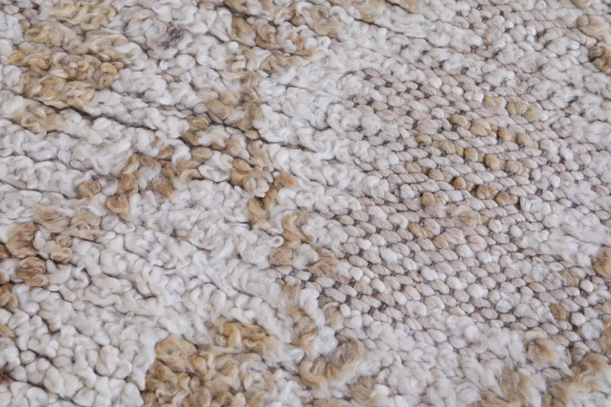Handwoven Moroccan Rug – Subtle Neutral Elegance 3.2 x 5.9 FT