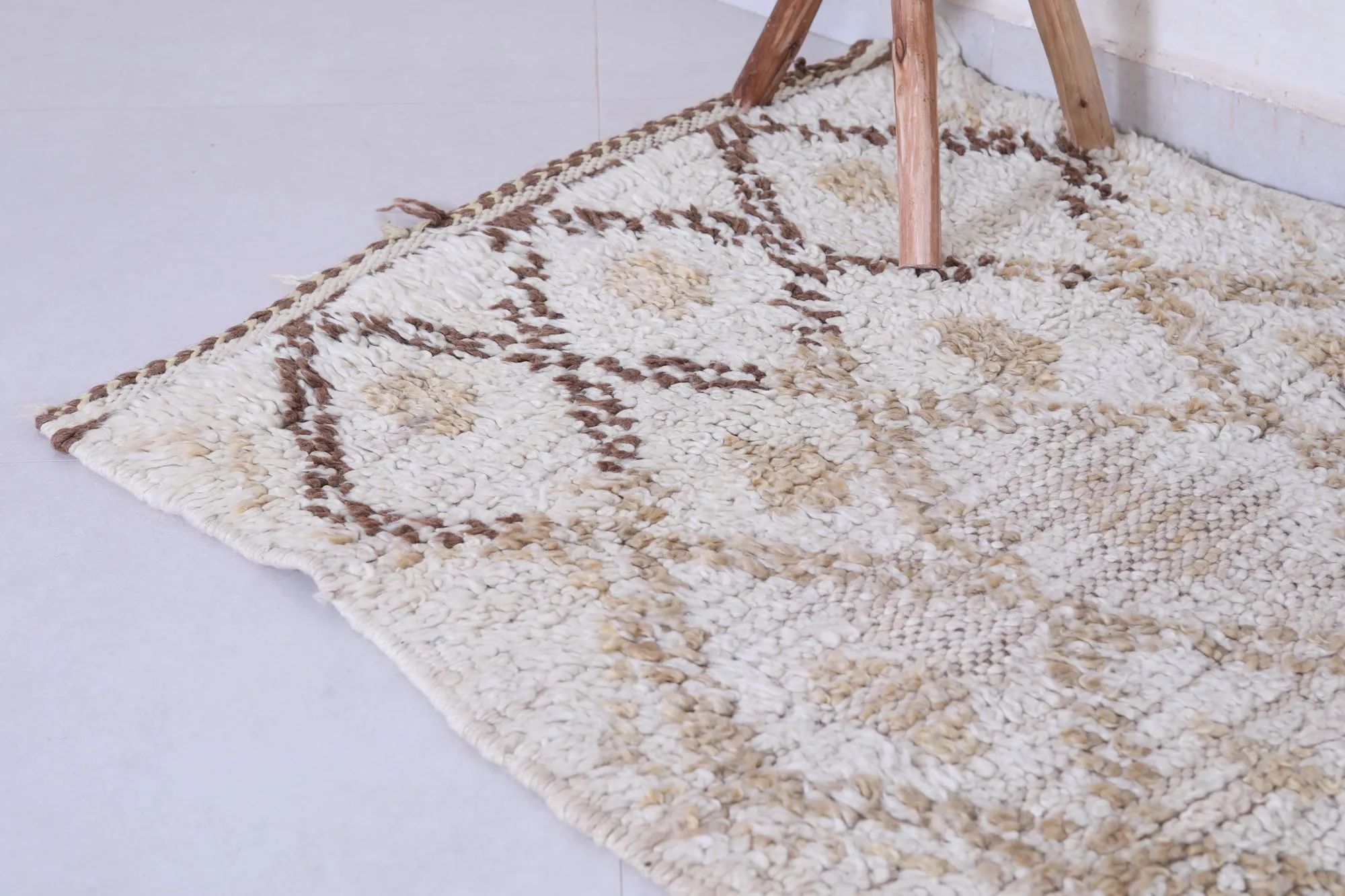 Handwoven Moroccan Rug – Subtle Neutral Elegance 3.2 x 5.9 FT