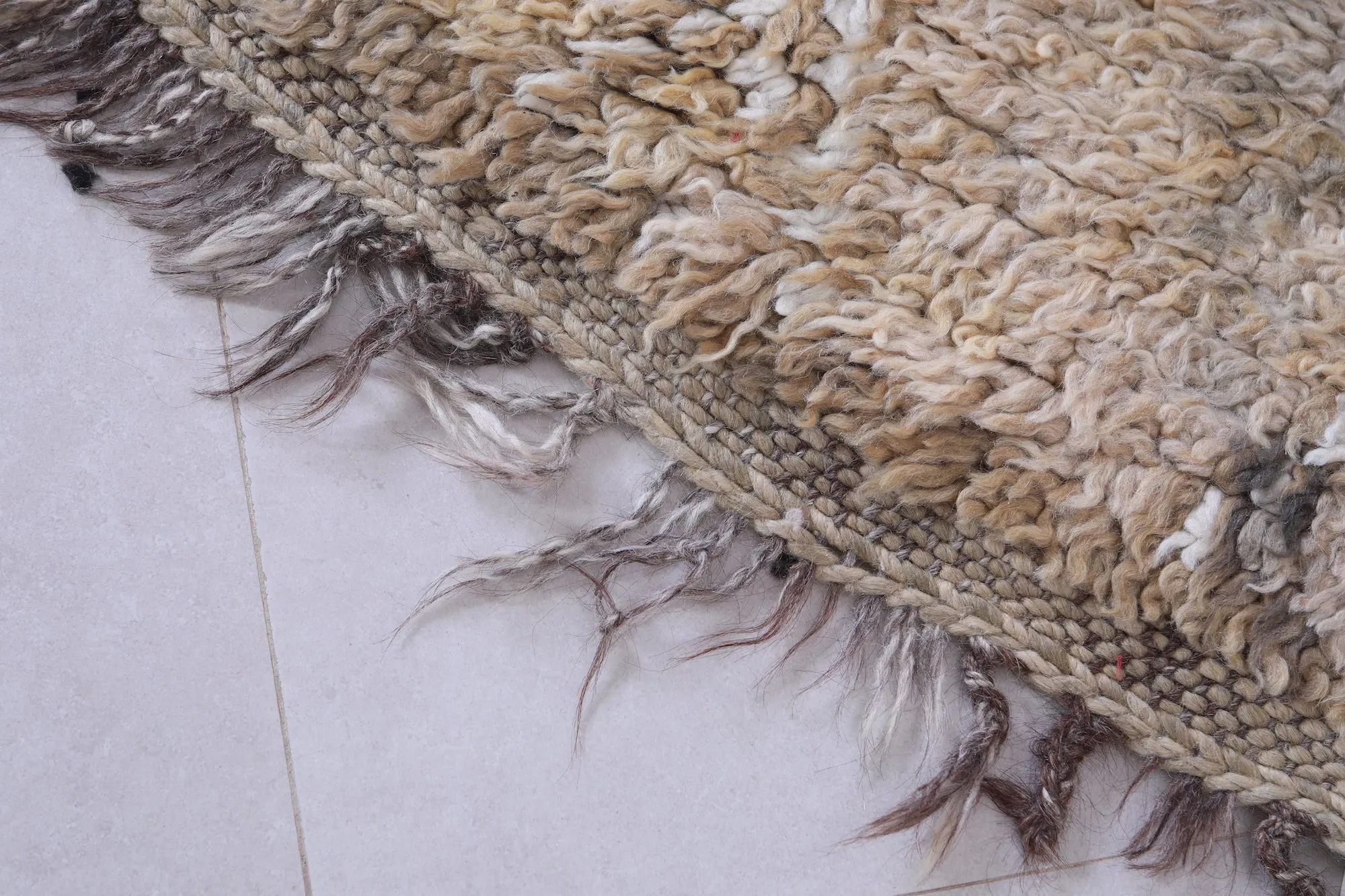 Handwoven Moroccan Rug – Subtle Neutral Elegance 3.2 x 5.9 FT