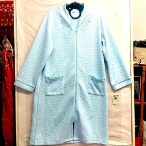 Miss Elaine- retro style, zip robe, quilted, baby blue, pockets, size medium