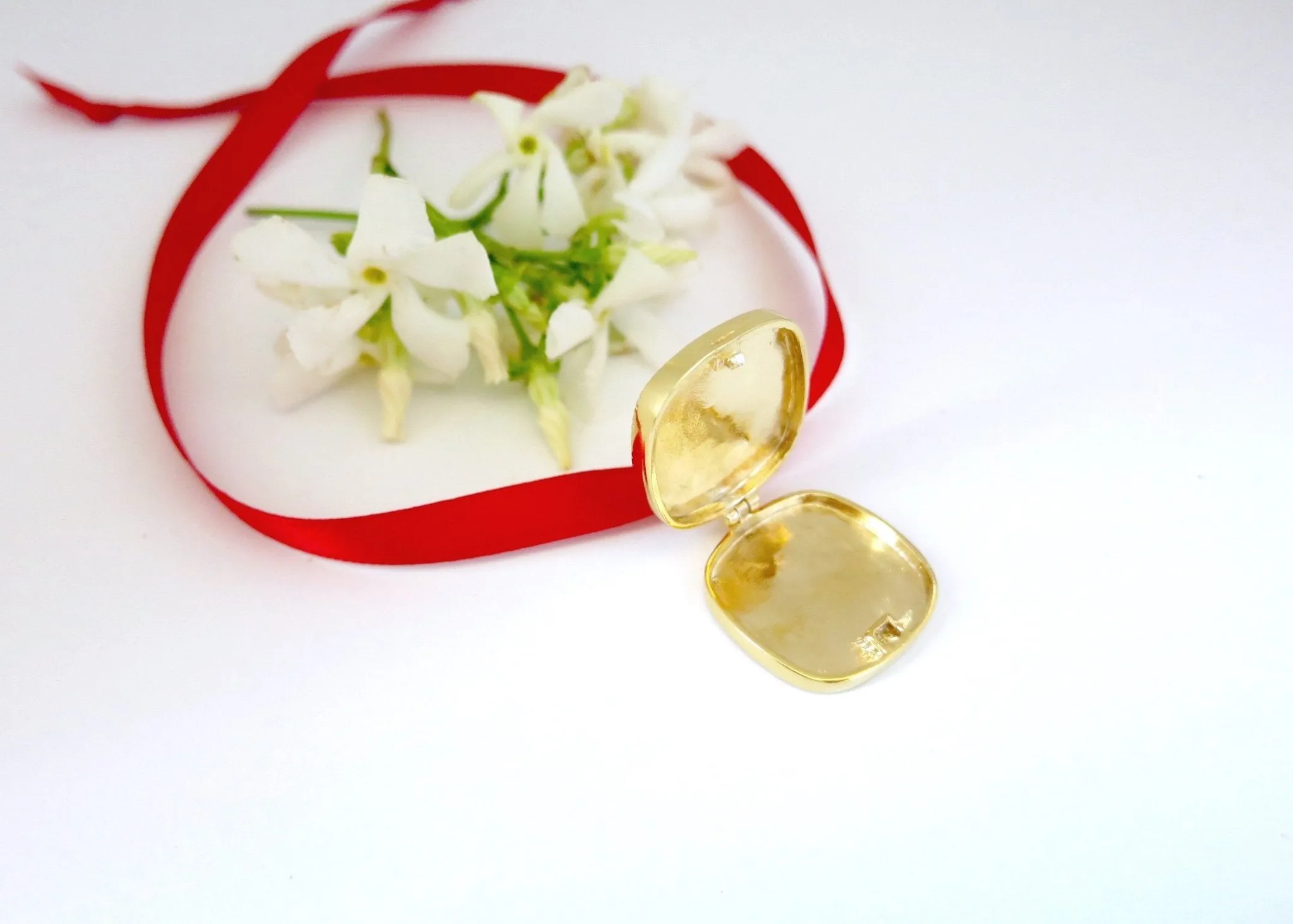 NEW! Exquisite square locket pendant