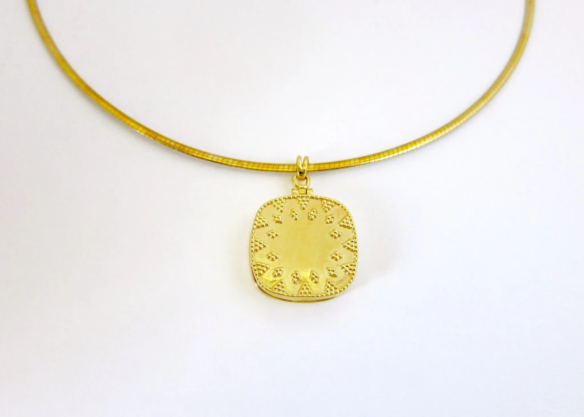 NEW! Exquisite square locket pendant