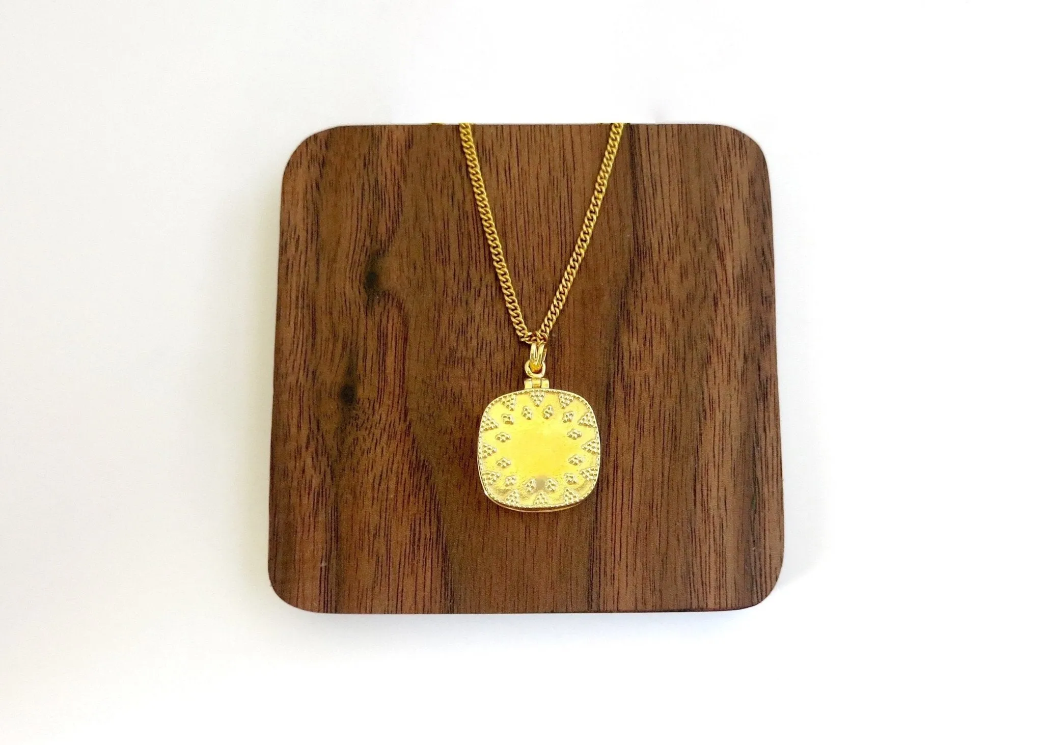 NEW! Exquisite square locket pendant