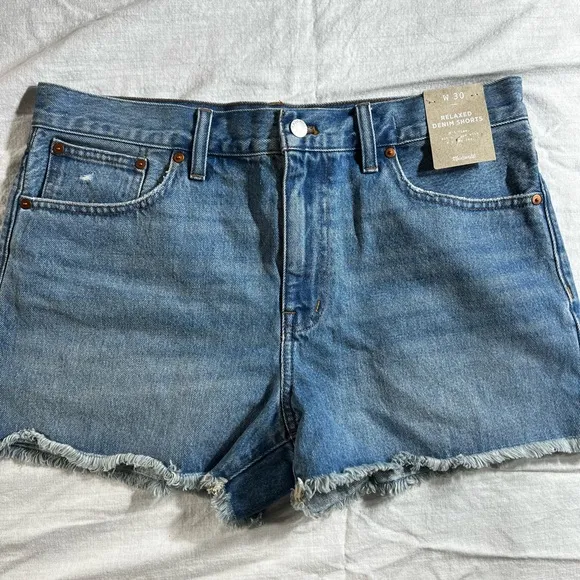 New Madewell mid rise sits on hips with a roomy leg size W 30 3 inch inseam. NWT