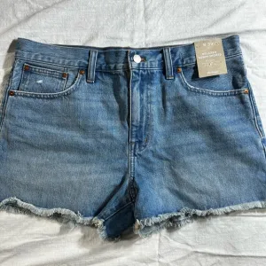 New Madewell mid rise sits on hips with a roomy leg size W 30 3 inch inseam. NWT