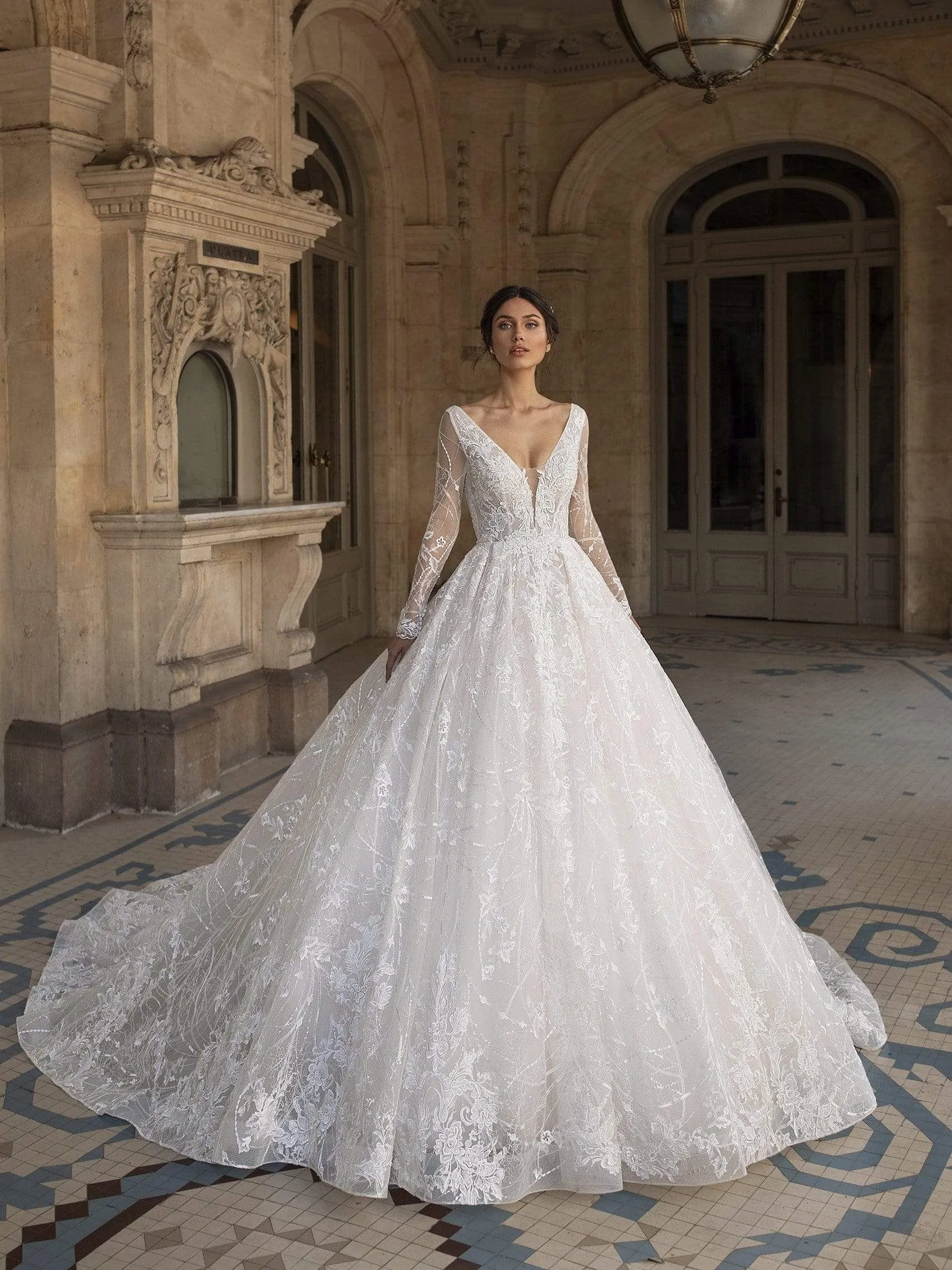 Pronovias Privee: Anemone Clip