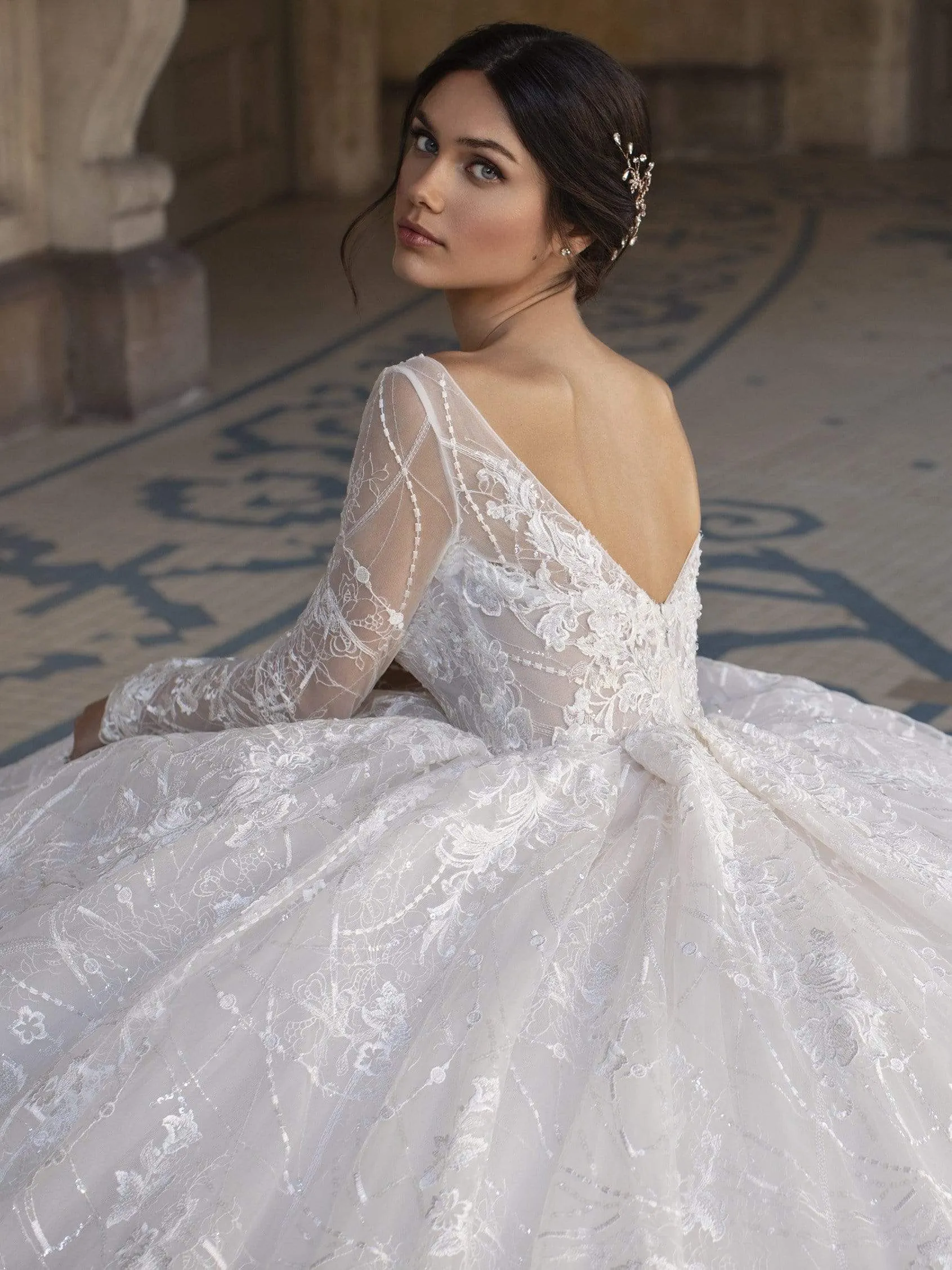 Pronovias Privee: Anemone Clip