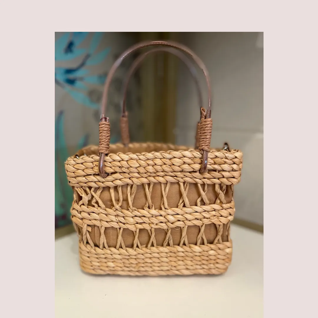SMALL WOVEN STRAW BEACH BAG