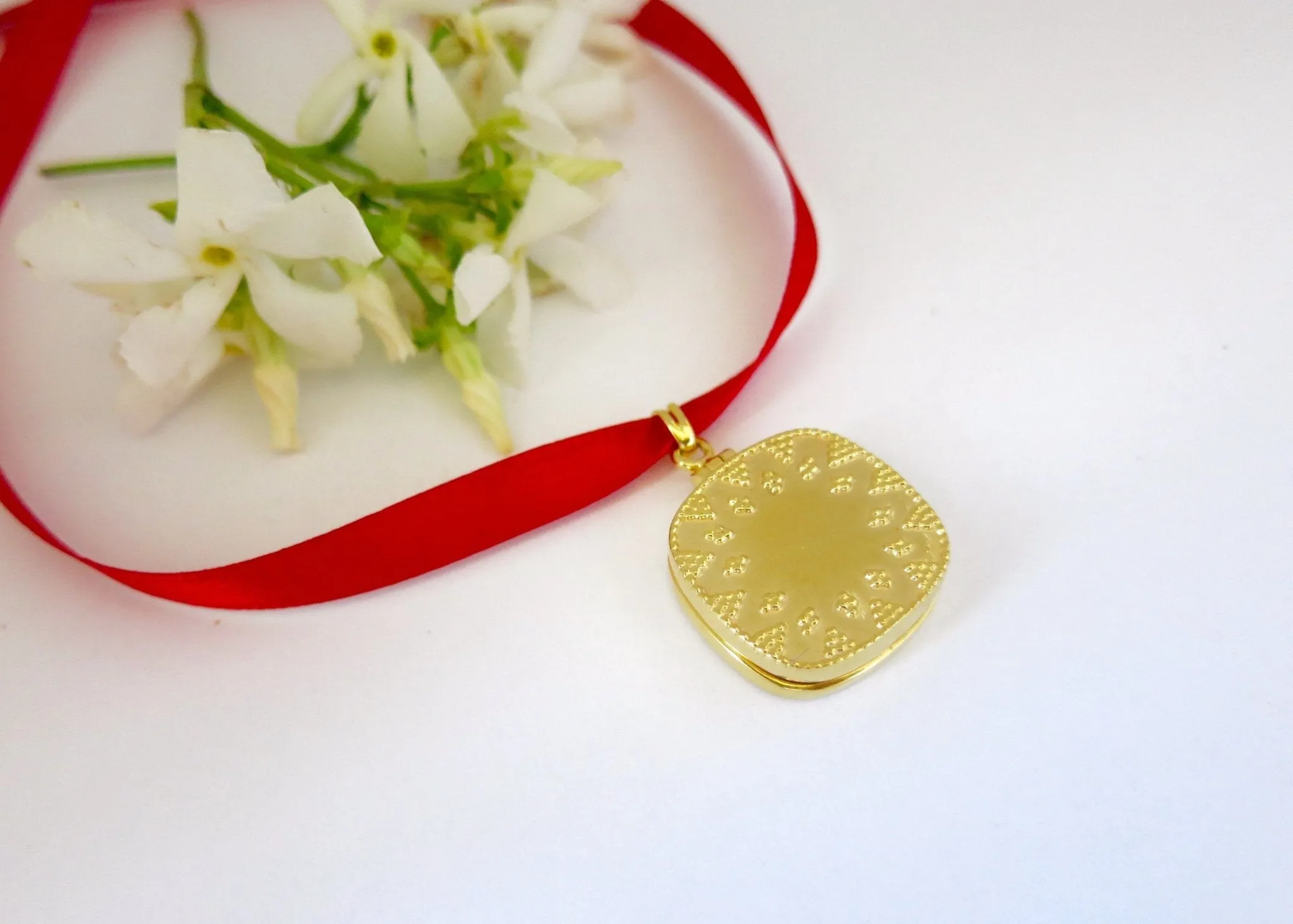Square locket rakhi (PBR-009)