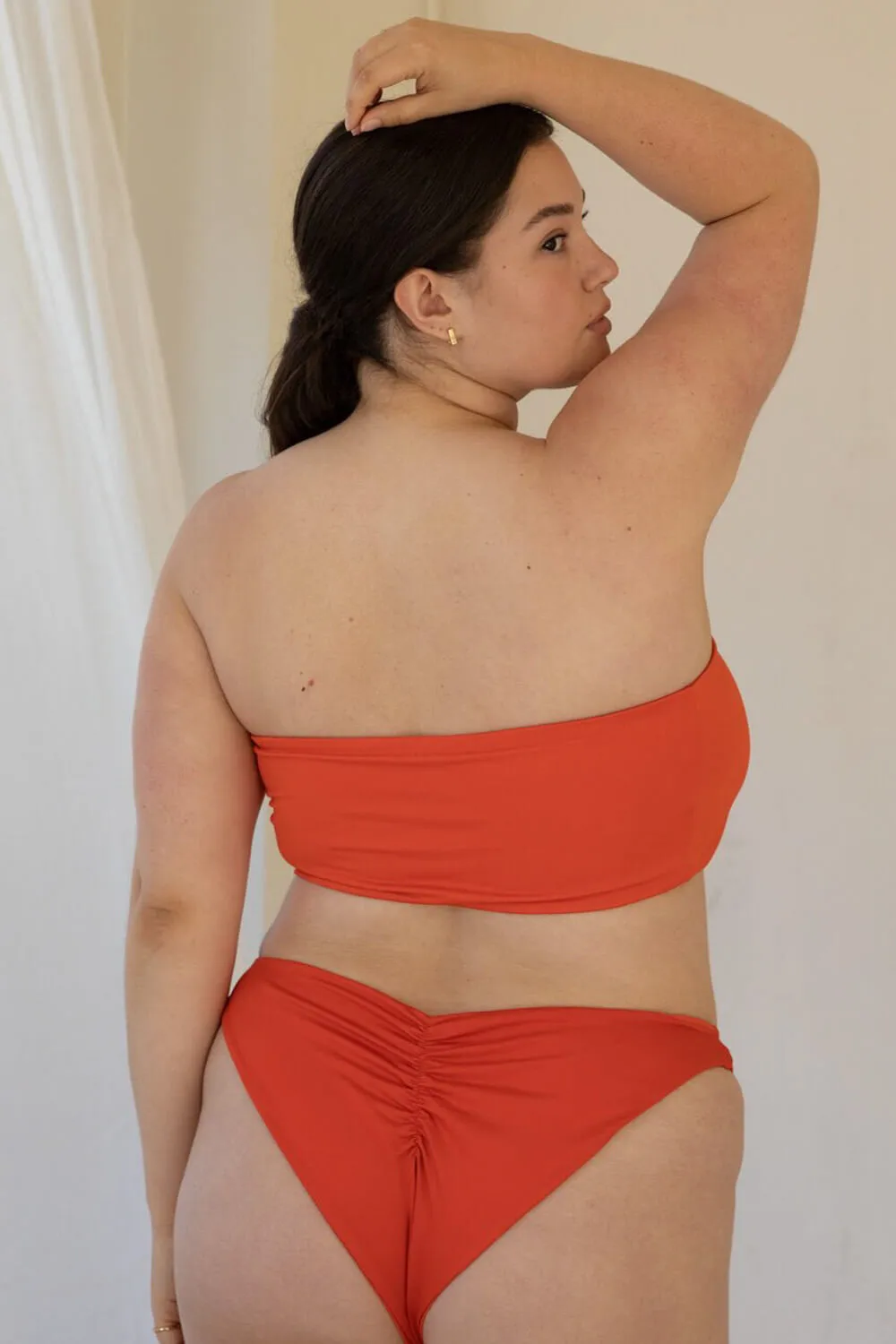 The Sleek Scrunch Bottoms - Chili Pepper