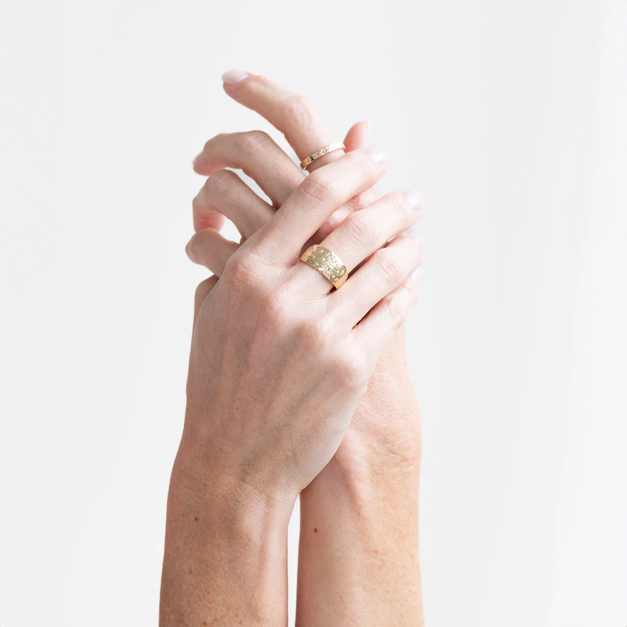 The Thin Etoile Ring