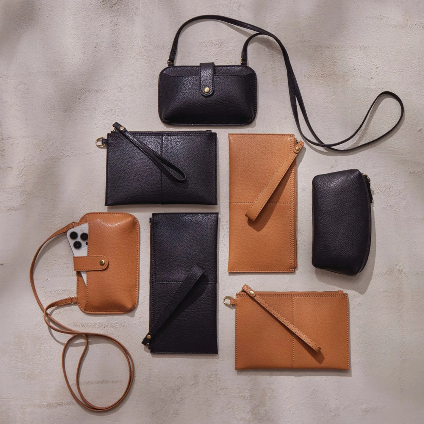 Vida Phone Crossbody in Micro Pebbled Leather - Black